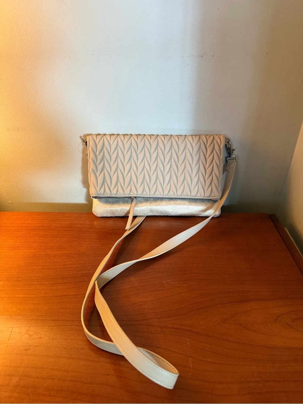 Stella & Dot Textured Cream Quilted Style Crossbody with Adjustable Strap NWOT